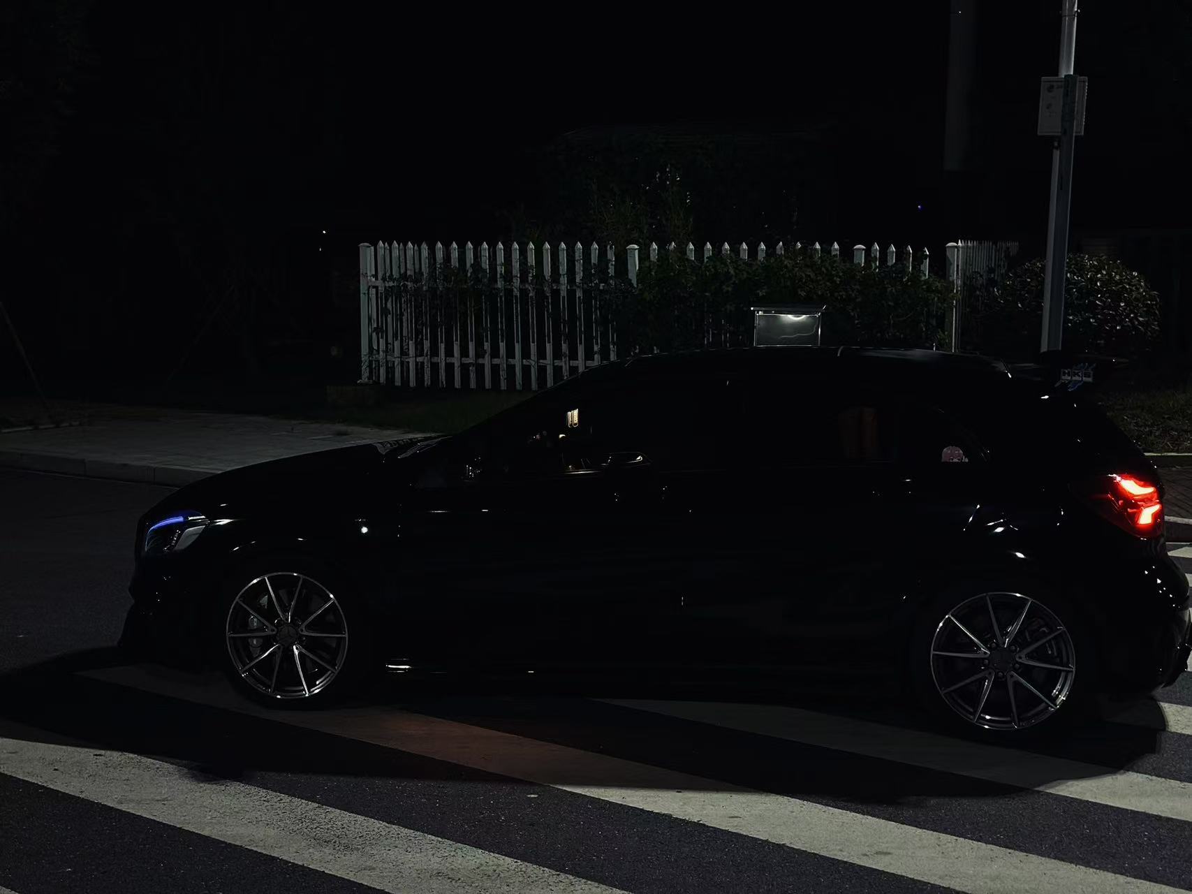 夜色中黑色车辆的侧面轮廓