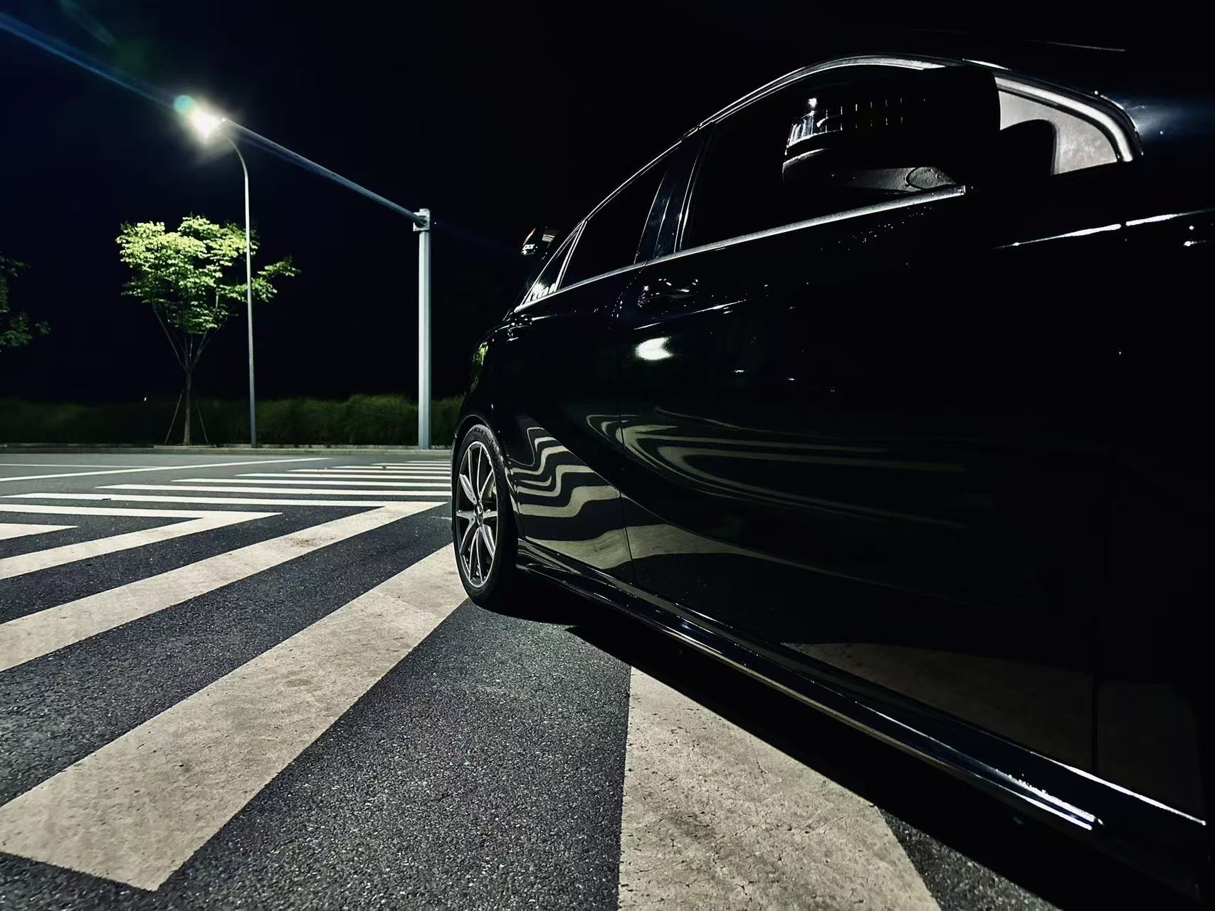 低机位拍摄的车身反光与道路线条